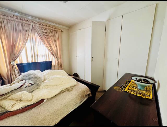 2 BEDROOM FLAT FOR SALE IN MAROELADAL